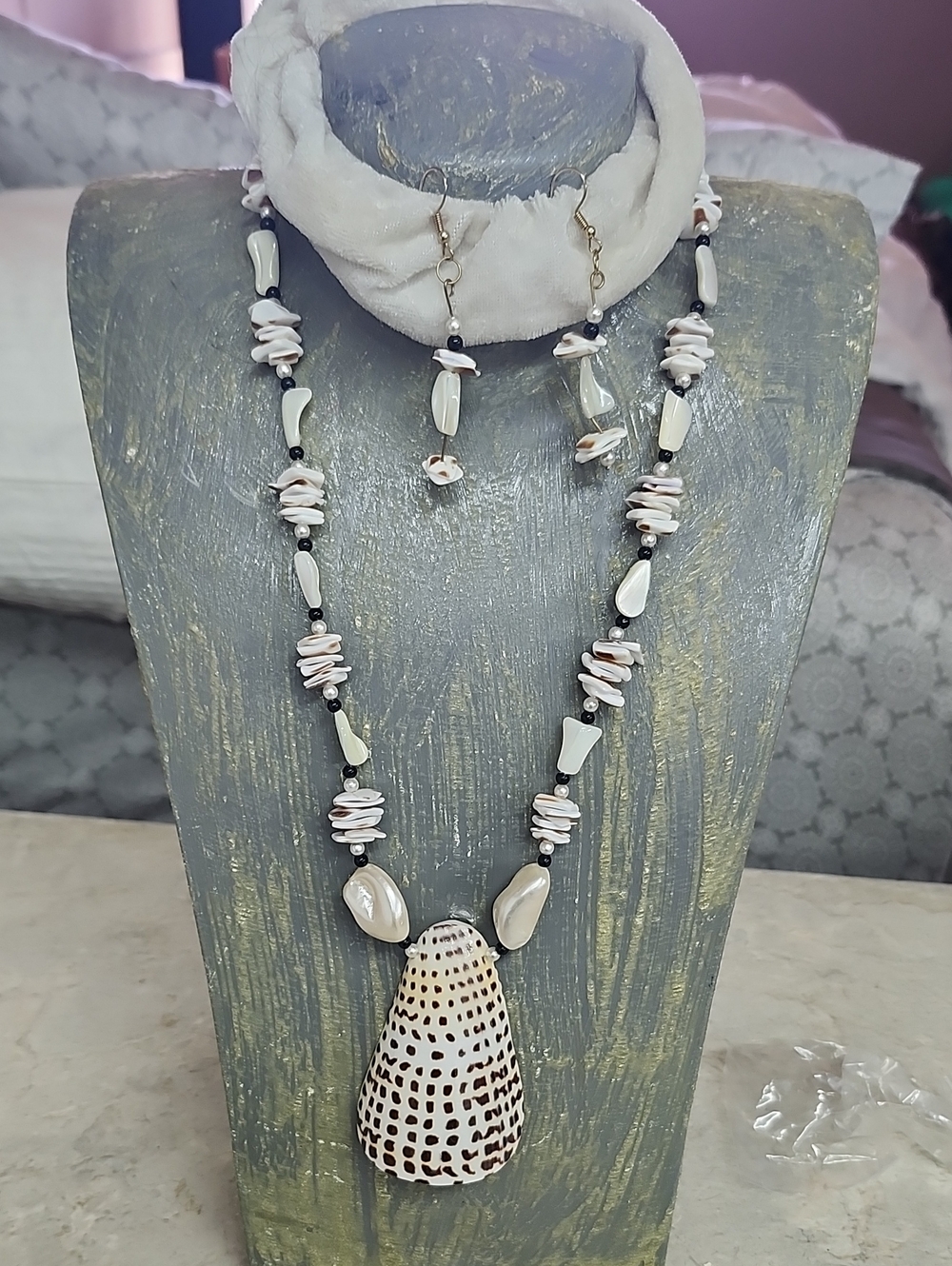 Handcrafted White leopard spot Shell Pendant Necklace with Matching Earrings